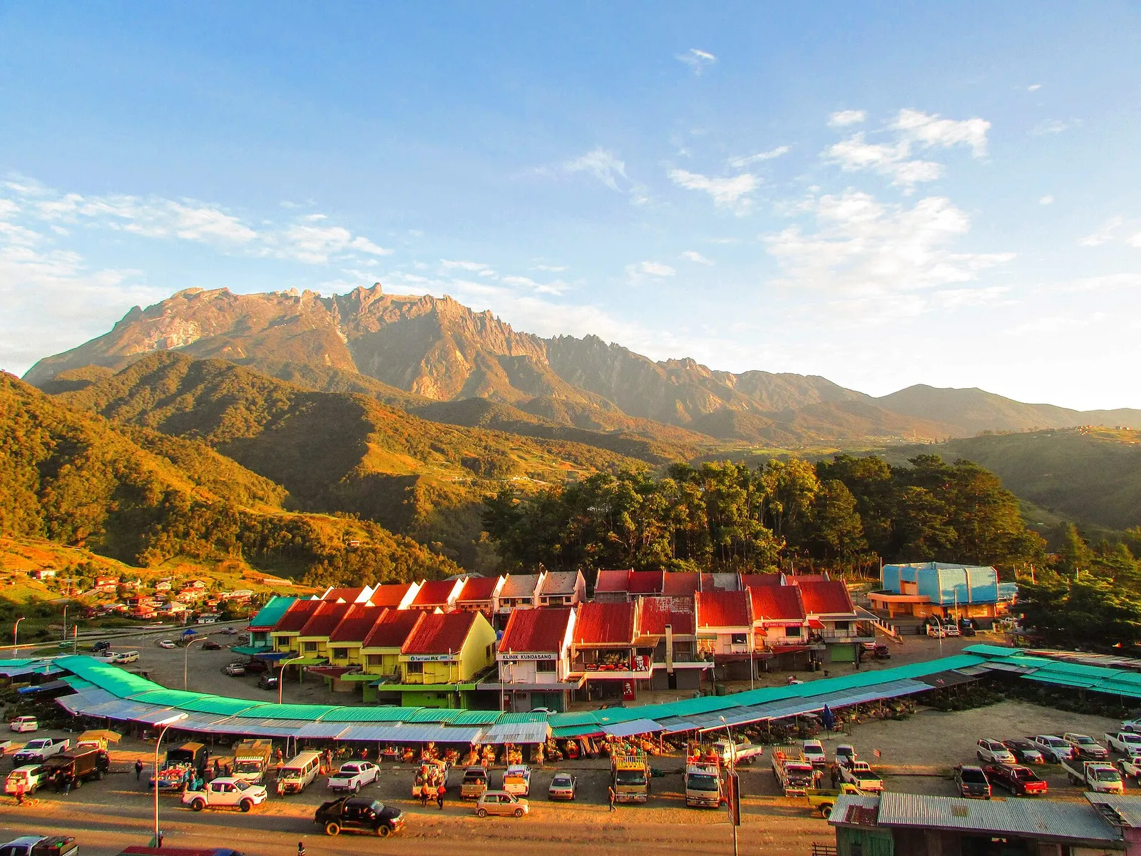 Kundasang market stalls and shophouses with Mount Kinabalu behind